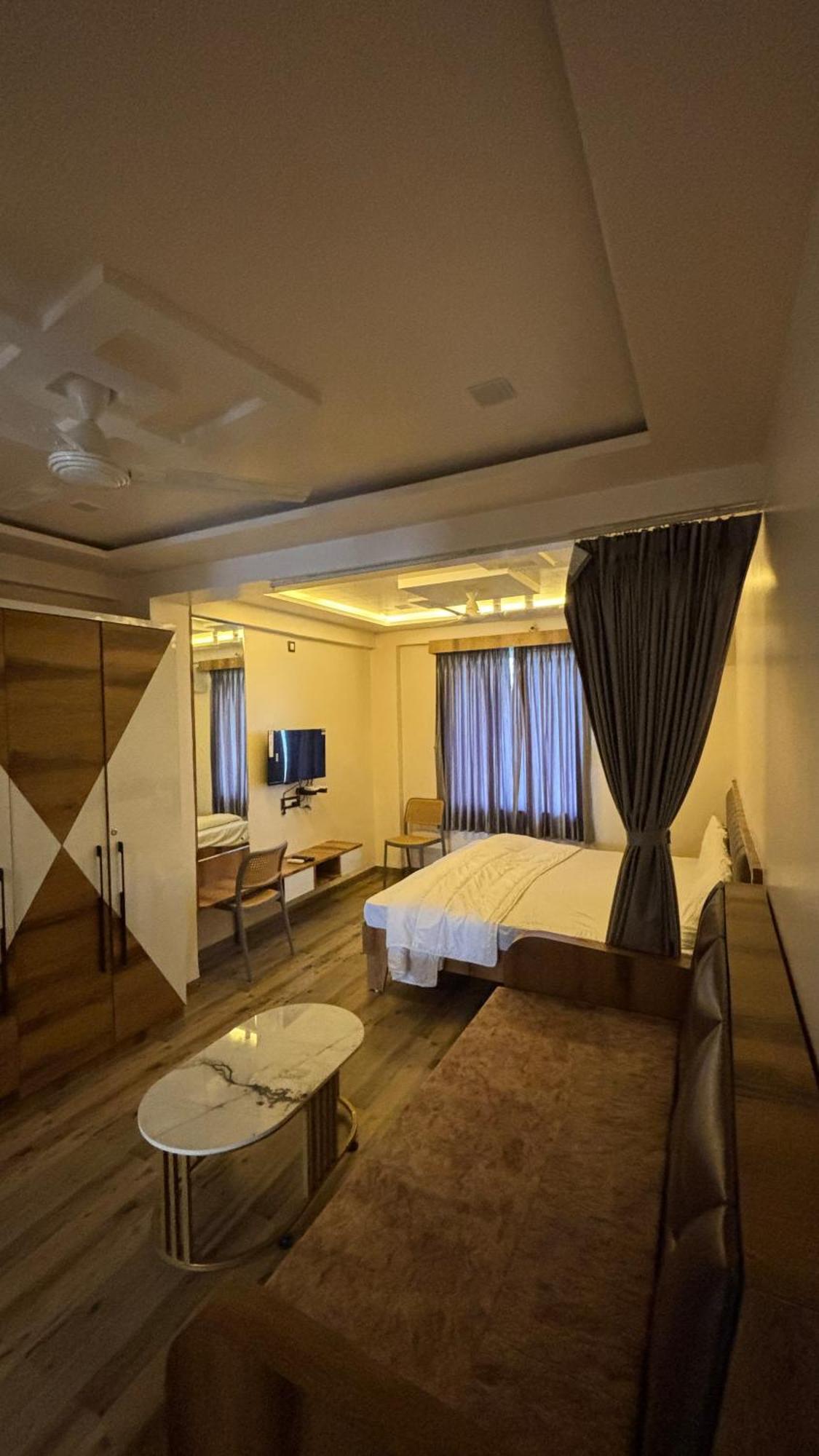 Royal Pure Veg Restaurant And Lodging Ambegaon المظهر الخارجي الصورة